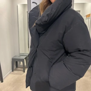 Totême Annecy down Jacket - Totême dun jacka i svart!  Använd 1 gång, som ny!  Size XS  Ord pris 7500:-  