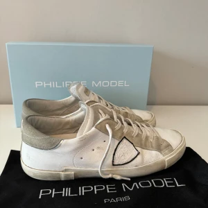 Philippe model - Tjo, säljer dessa philipp models till ett bra pris. De är använda några gånger men ändå i väldigt bra kvalite! Skick 9/10. Inga skador eller annat! Box och dustbag tillkommer!