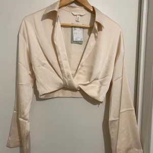 Satin blus  - Jätte snygg satin blus från H&m helt oanvänd med prislapp kvar 💞