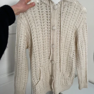 Stickad kofta från mango  - Säljer denna stickade kofta från Mango i storlek XS. Cremevit. Som ny, nästan aldrig använd!💓