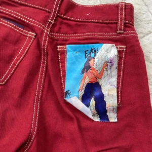 Eytys - Röda Eytys byxor i modellen Benz. Använda, men har lappen kvar för tyckte det va snyggt. Avklippta ben. Typ W26L32