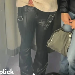 Skinnbyxor  - Säljer mina populära skinnbyxor från New yorker!! Dom är i jätte bra skick💕 storlek L men rätt så små i storleken så pattar mig som har 36/38 i jeans, skriv för egna bilder