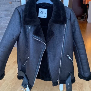 Jacka - Säljer denna jättesnygga jackan ifrån Zara, den är använd men används inte längre då jag har flera andra jackor som används mer. Bra skick, nästan som ny. Köpt för 1195, säljer för 800.