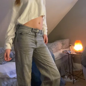 Grå jeans😍 - Säljer dehär perfekta grå jeansen från hm❤️ är i superbra skick🫶