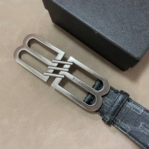 Balenciaga bälte - Bälte från Balenciaga med ett unikt utseende som går att matcha ihop med flera olika klädstilar. Vid fler frågor eller önskan om bilder så kan du kontakta mig.