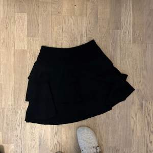 En kort svart kjol