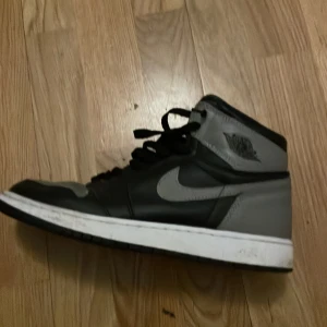 Säljer Jordans 1 - Dom är ett halvår gammal 