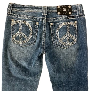 Miss me jeans  - Lågmidjade bootcut miss me jeans som är jättesnygga men tyvärr lite för lösa i midjan på mig, midjemåttet tvärs över är 40cm och innerbenslängden är 80cm❤️