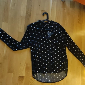 Oanvänd prickig blus - Jättefin prickig blus som tyvärr inte har kommit till användning. Mjukt och skönt material.  Kan mötas upp i lund, annars står köparen för frakten 🌸