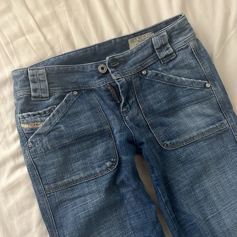 SÅ jövla snygga lågmidjade diesel jeans 😭  Säljs pga att de är för små för mig i midjan😢 Midjemått: 36-37 cm Innerben: 72 cm (men skulle kunna gå att sprätta då de är upplagda). Jeans & Byxor.