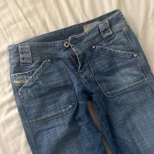 SÅ jövla snygga lågmidjade diesel jeans 😭  Säljs pga att de är för små för mig i midjan😢 Midjemått: 36-37 cm Innerben: 72 cm (men skulle kunna gå att sprätta då de är upplagda)
