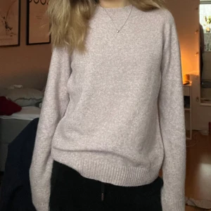 Stickad tröja - Ljus lila tröja ifrån veromoda som knappt är använd!
