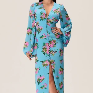 Adoore klänning - Jättefin klänning från Adoore i storlek 32!  Säljer då den tyvärr var lite liten för mig😬 Klänningen köptes i helgen så den är som ny och har lappen kvar🩷