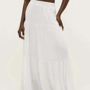 Vit långkjol - Säljer denna helt oanvända kjol från Strandivarius i storlek S då den inte kommit till användning