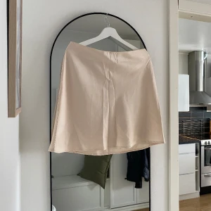 Champagnefärgad kjol - Champagnefärgad kort kjol i strl L