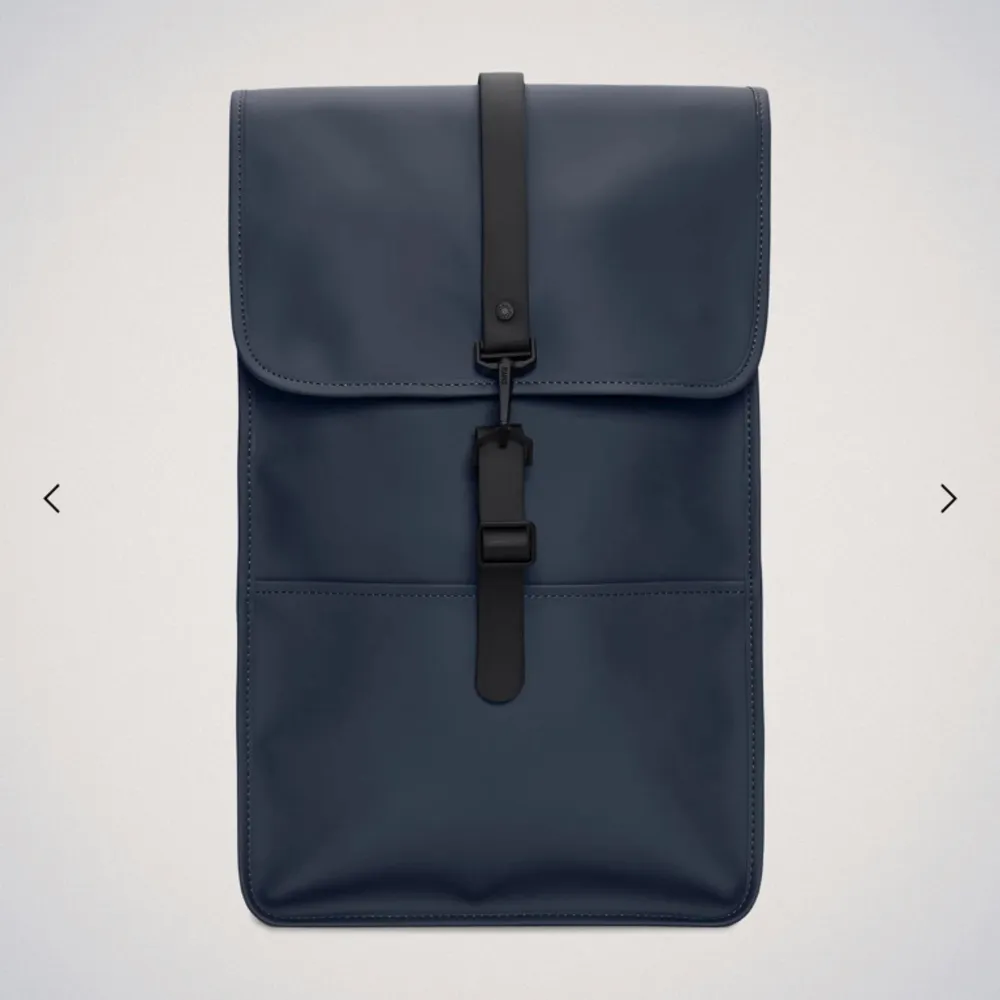 Mörkblå rainsryggsäck, endast använd 1 gång och är helt som ny. Väskor.