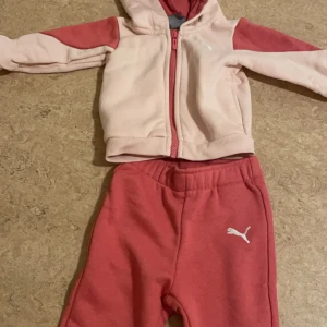 Ny bebis sett  - Stl 62  Använd en gång i två timmar, så kan säga att den är som ny. Inget fel på de, bebis växte ur de ganska snabbt så han aldrig användas mer. Köpt från Puma butiken. 