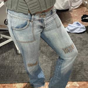 Lågmidjade jeans i bootcut med snyggaste fickorna och detaljer både bak och fram 🧡