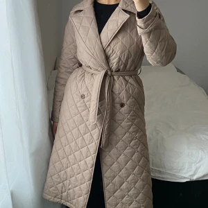 Jacka/kappa - Gosig jacka från Nelly💕 använd några gånger! Passar mig som är en 38a✨