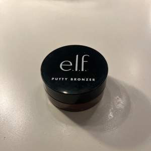 En Putty bronzer fårn elf som är super fin och krämig. Andvänd ca 15 gånger men syns å inte så mycket.