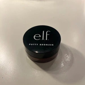 Elf Putty bronzer - En Putty bronzer fårn elf som är super fin och krämig. Andvänd ca 15 gånger men syns å inte så mycket.