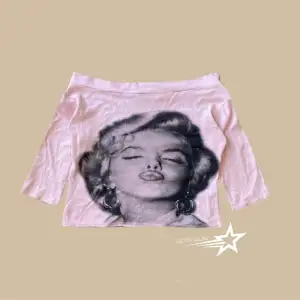Sötaste rosa trekvartsärmade tröjan med Marilyn Monroe tryck, köpt tidigare här på plick men tyvärr inte kommit till användning för mig. I bra skick. 