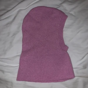Stickad balaclava - Snygg rosa stickad balaclava från Bershka!🎀🌨️Helt oanvänd, nytt skick!! One size (väldigt töjbar, passar majoriteten).