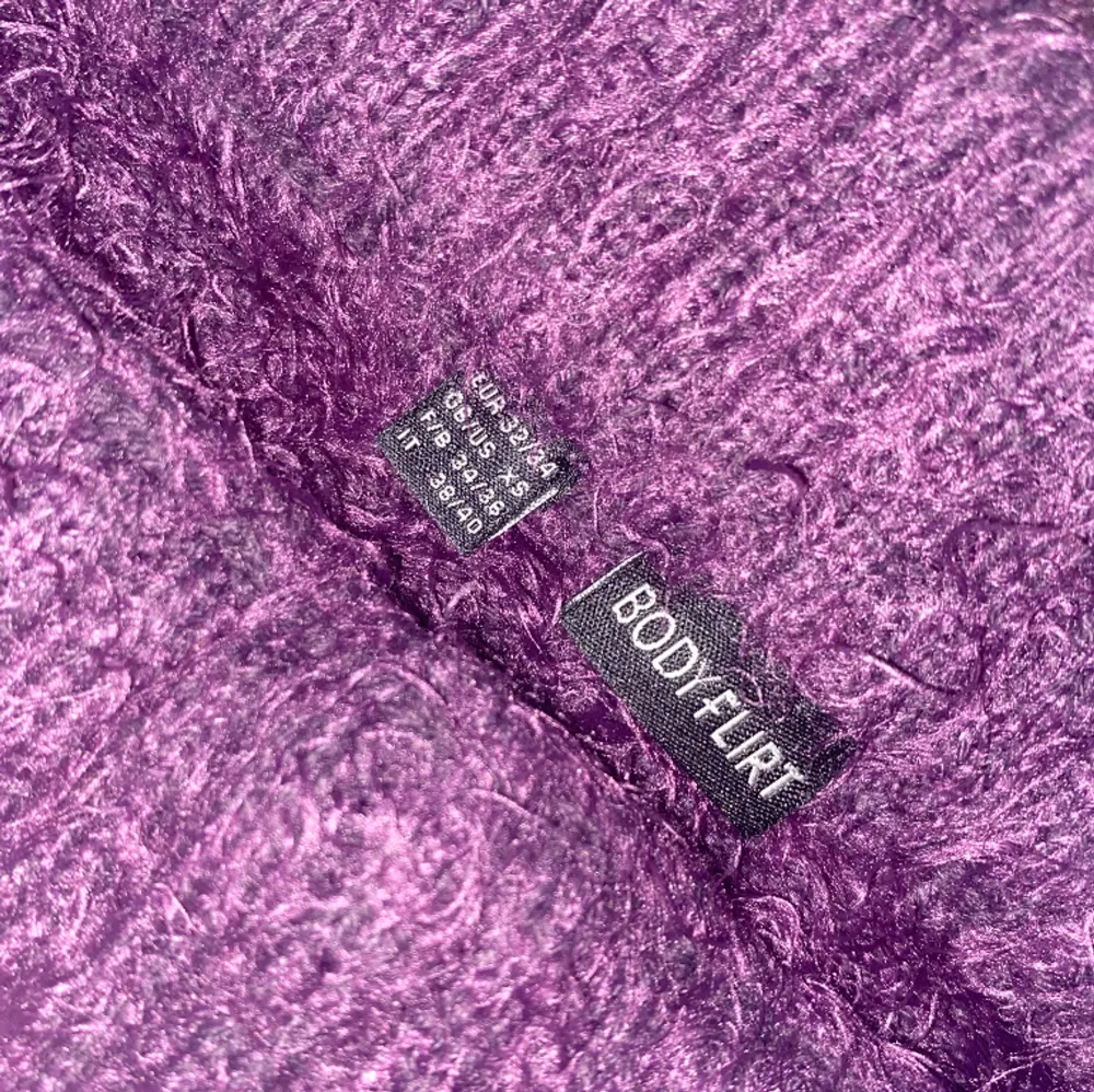 Jättefin lila tröja som jag använt en gång för ut, i underbar skick. Den är väldigt passande till våren och är i storlek XS!. Tröjor & Koftor.