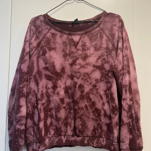 Spräcklig tröja - Lila spräcklig sweatshirt 