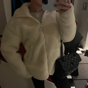 Teddy jacka - Säljer min oanvända Teddy jacka ifrån mckinley💕nypris 700