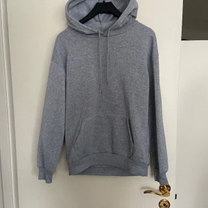 Hoddie - Grå hoddie i fint skick!