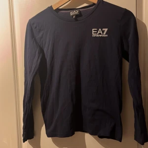 Armani tröja  - Långarmad t shirt från Armani i storlek 150.