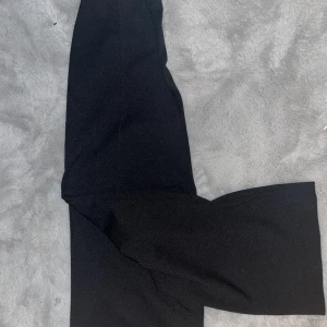 Kostymbyxor - Svarta vida kostymbyxor som du själv kan justera längden vid midjan. 🖤💓Varan är använd ytterst få gånger. 😊Ett stretchiga material så passar alla former. Priset är diskuterbart!💗