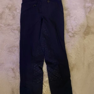 Ridbyxor❤️ - Ridbyxor som tyvärr är för små❤️har inte kommit till användning ochså❤️hoppas någon vill köpa på bra pris❤️ps dem är mörk blå🙏🏻