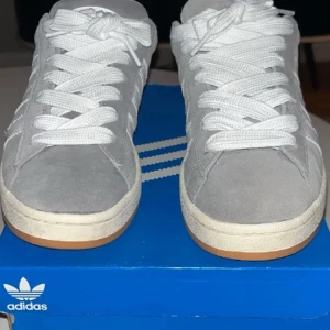 Addidas campus skor - Har använt skorna 2 gånger. Kostar 2300 nya. Inga alls slitna bara fråga om mer info och bilder :) Priser kan diskuteras