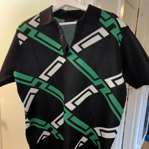 J.Lindeberg Piké  - Helt ny, perfekt golf piké. Storlek L men passar mig som är 185cm ,83kg. 