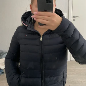 Tommy hilfiger jacka  - ackan är knappt använd och i väldigt gott skick
