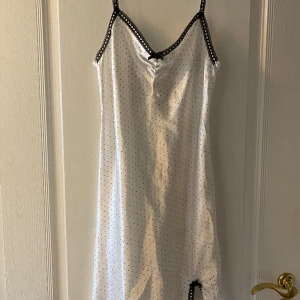 Nattlinne - Gulligt nattlinne som aldrig använts🥰 Det står ingen storlek men jag skulle säga M men banden är justerbara😊