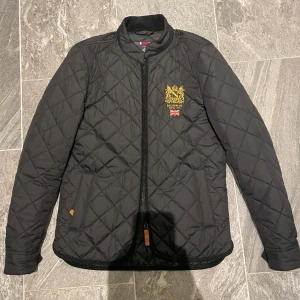 Morris Bomberjacka - Morris bomberjacka i 8/10 skick, inget fel. Passar perfekt för dig som är mellan 164-170 cm lång. Retail: 2200 kr || Pris: 1000 kr  För mer info, kontakta gjärna! 🧥😃