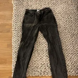 Säljer min grunt jeans storlek 27 Dark grey. Street loose dark grey