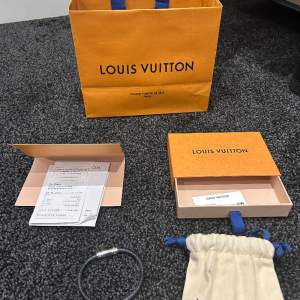 Lv armband one Size köpt på lv butiken i Köpenhamn köpt för cirka 2700 kr  Köpt i juni denna månaden använt cirka 5 gånger skick 10/10, får med alla boxar/lådor och kvitto Bara höra av sig vid frågor.  