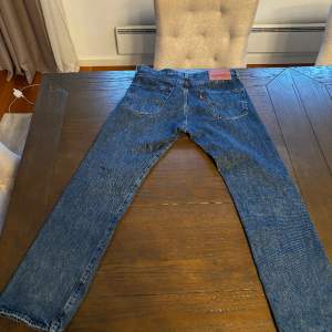 Säljer nu mina Levis 501 för att dom inte längre används. Sparsamt använd skick 9/10 Nypris ca 1100 kr Hör gärna av er för mer info