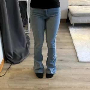 DrDenim bootcut jeans  - Ljusblåa DrDenim jeans i bootcut modell, skriv för fler bilder 🤍I storlek XS/32 men passar även S/34