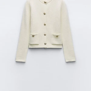 Kofta - Söt kofta från zara som är näst intill oanvänd, inga defekter. Jag som brukar ha Xs/S i storlek gick upp till M för att den skulle sitta lite lösare💓 original pris 399, mitt pris 289kr