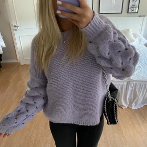 Lilsa stickad tröja - Superfin tröja köpt här på plick för 400kr och använd ett fåtal gånger! Kommer ifrån fina märket meisïe där original priset är 1500kr Säljer för 300! Pris kan diskuteras  