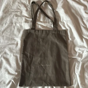 Rick owens Tote - Totebag jag fick med när jag klpte mina Rick Owens Geobaskets.  Ena handtaget har lossnat lite, se bild 2. 