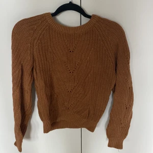 Tjockare stickad tröja - Superfin kopparfärgad ”rejält” stickad tröja. Använd ett fåtal gånger då den har lite korta armar för mig som är 173 cm och gillar längre ärm.🫶