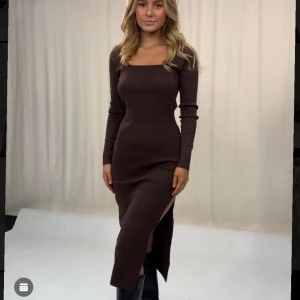 Brun klänning  - Lånade bilder, skicka ett meddelande så kan jag skicka egna bilder. Jättefin brun klänning från Obsession Stockholm. Slutsåld i XS på hemsidan. Nyskick.  Köparen står för frakten. Nypris 1200 kronor. 