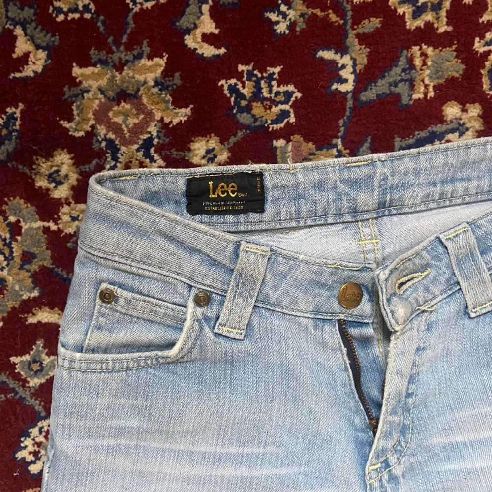 Snygga lågmidjade Lee jeans köpta vintage i Berlin💘💘 Som nya! Passar mig som är 160!. Jeans & Byxor.