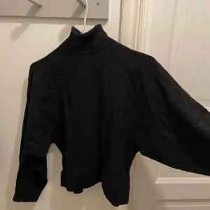 Svart stickad tröja - Jättefin skön stickad tröja från Zara med lite vidare armar💕